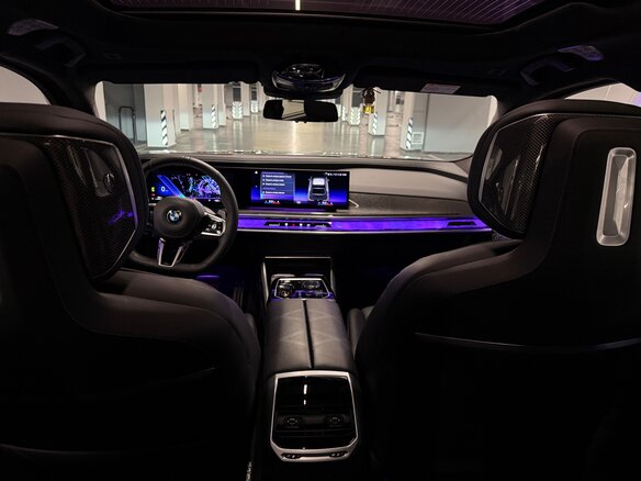 2022 BMW 7 серии 740i VII (G70), чёрный, 9570000 рублей - вид 18