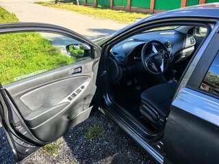 2013 Hyundai Solaris I, серый, 660000 рублей, вид 4