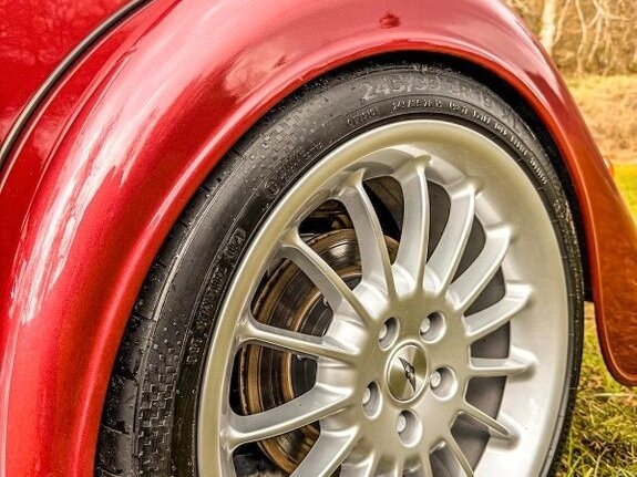 2022 Morgan Plus Six, красный - вид 14