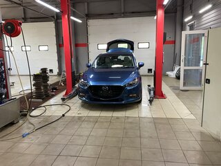 2017 Mazda Axela III Рестайлинг, синий, 1560000 рублей, вид 4