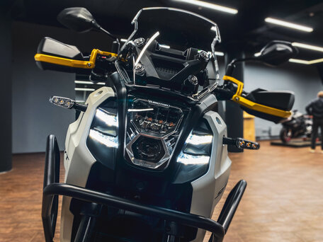 2026 QJMotor SVT 650 X, золотистый, 729000 рублей, вид 4