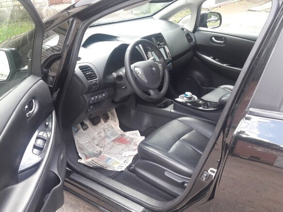 2014 Nissan Leaf (EM57) I (ZE0/AZE0), чёрный, 1490000 рублей - вид 10