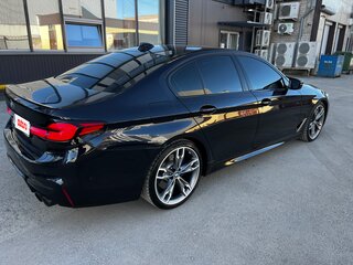 2018 BMW 5 серии M550i xDrive VII (G30/G31/G38), чёрный, 4500000 рублей, вид 3