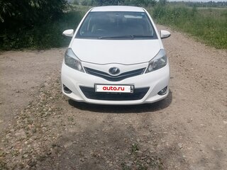 2012 Toyota Vitz III (XP130), белый, 580000 рублей, вид 1