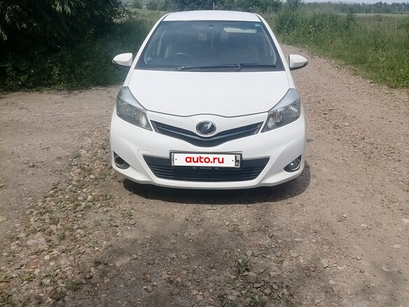 2012 Toyota Vitz III (XP130), белый, 580000 рублей
