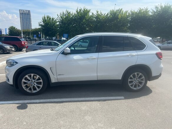 2016 BMW X5 50i III (F15), белый, 3500000 рублей - вид 2