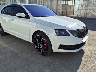 2018 Skoda Octavia III (A7) Рестайлинг, белый, 1600000 рублей, вид 2