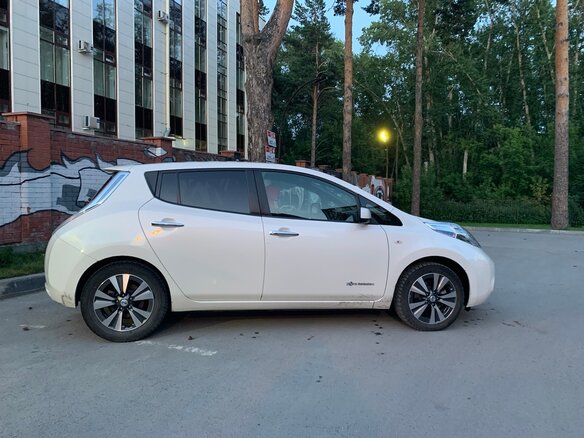 2014 Nissan Leaf I (ZE0/AZE0), белый - вид 2