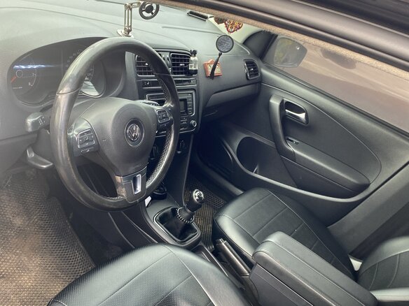 2013 Volkswagen Polo V, чёрный, 590000 рублей - вид 2