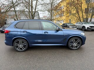 2021 BMW X5 M50d IV (G05/G18), синий, 6510000 рублей, вид 4