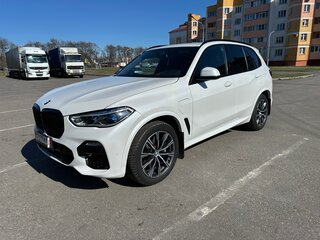 2021 BMW X5 45e IV (G05/G18), белый, 5499000 рублей, вид 2
