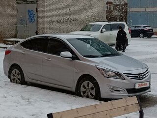 2014 Hyundai Solaris I Рестайлинг, серебристый, 1210000 рублей, вид 1