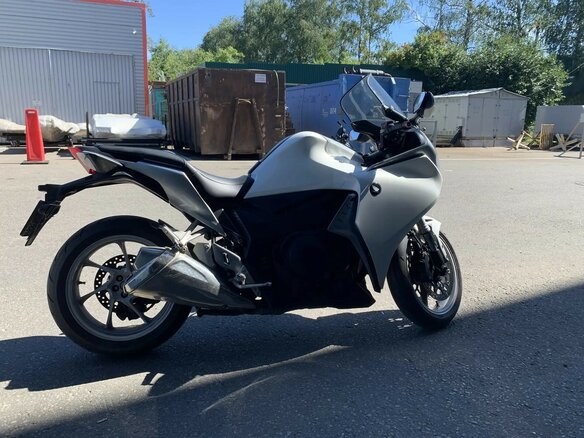 2010 Honda VFR 1200, белый - вид 2