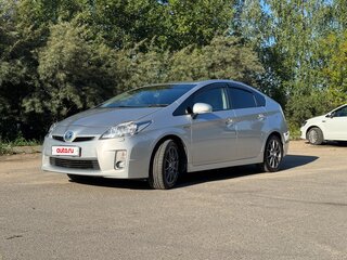 2011 Toyota Prius III (XW30), серебристый, 1090000 рублей, вид 1