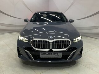2025 BMW 5 серии Long 530Li xDrive VIII (G60/G61/G68), серый, 8199000 рублей, вид 2