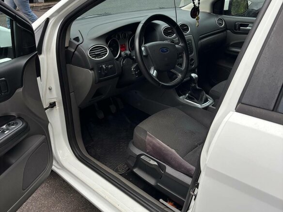 2010 Ford Focus II Рестайлинг, белый, 620000 рублей - вид 8