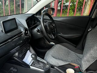 2017 Mazda Demio IV (DJ), серебристый, 950000 рублей, вид 3