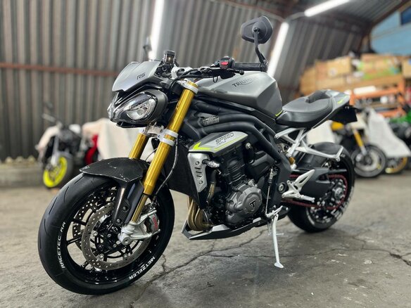 2021 Triumph Speed Triple, серый, 1520000 рублей - вид 1