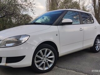 2011 Skoda Fabia II Рестайлинг, белый, 670000 рублей, вид 2