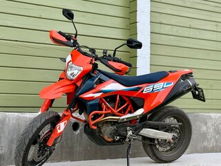 2024 KTM 690 SMC R, оранжевый, 1339900 рублей, вид 2