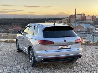 2019 Volkswagen Touareg III, серебристый, 4600000 рублей, вид 4