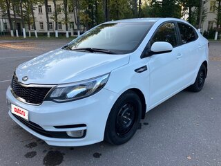 2015 Kia Rio III Рестайлинг, белый, 830000 рублей, вид 3