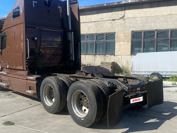 2002 Volvo VNL, коричневый, 3000000 рублей - вид 3