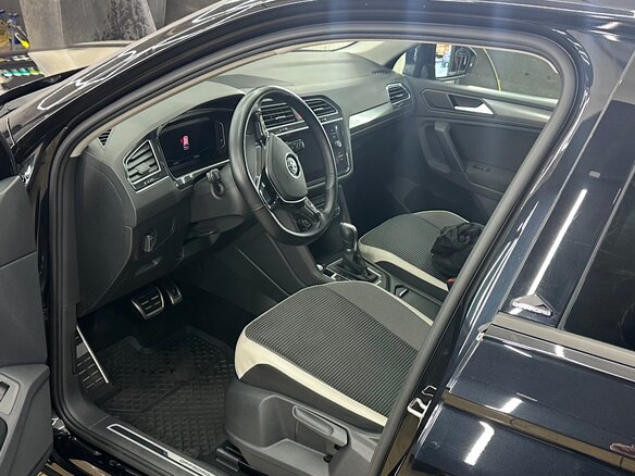 2019 Volkswagen Tiguan II, чёрный, 2950000 рублей - вид 2