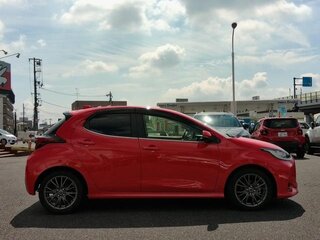 2022 Toyota Yaris IV, пурпурный, 1200000 рублей, вид 5