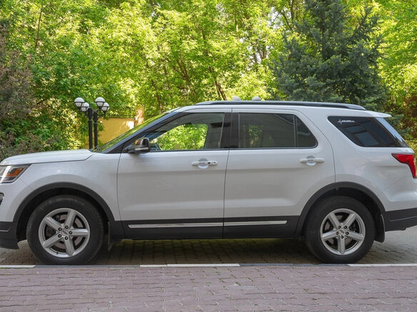 2018 Ford Explorer V Рестайлинг 2, белый, 2001000 рублей - вид 3