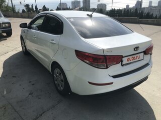 2017 Kia Rio III Рестайлинг, белый, 1100000 рублей, вид 4