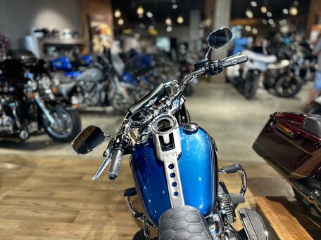 2018 Harley-Davidson Fat Boy, синий, 2400000 рублей, вид 5