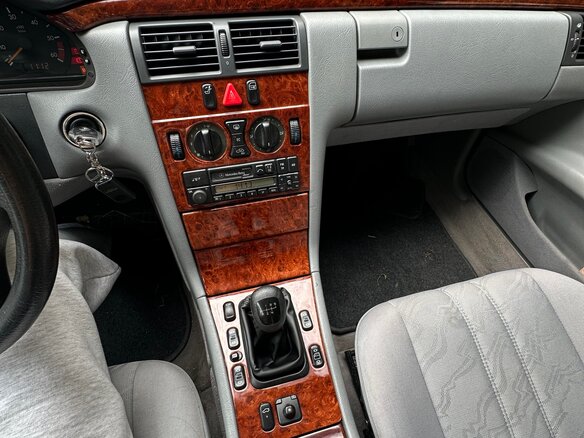 1997 Mercedes-Benz E-Класс 220 II (W210, S210), серый, 450000 рублей - вид 4