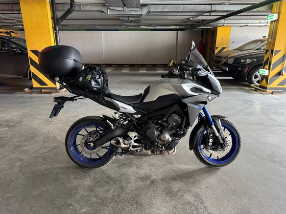 2015 Yamaha MT-09 Tracer (FJ-09), серый, 680000 рублей