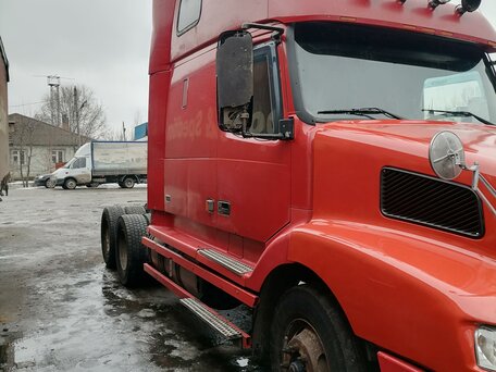 1999 Volvo VNL, красный, 1250000 рублей, вид 1