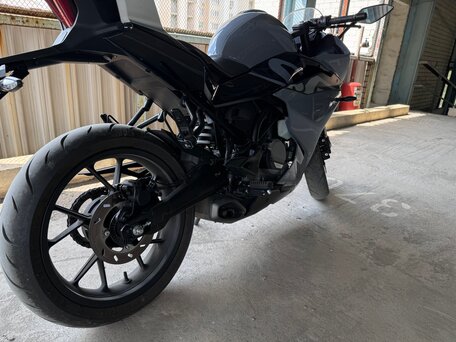 2023 CFMoto 300SR, серый, 370000 рублей, вид 5