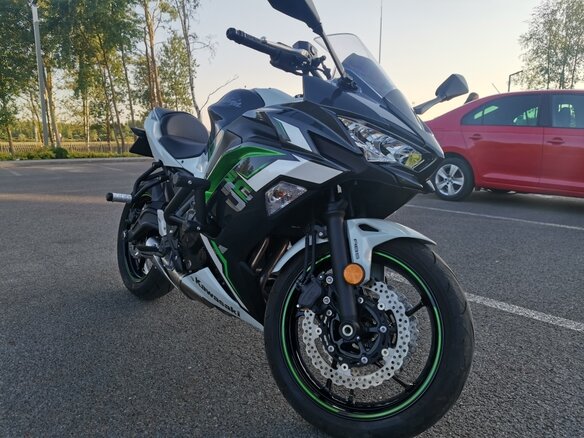 2021 Kawasaki Ninja 650, белый, 670856 рублей