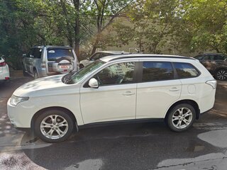 2013 Mitsubishi Outlander III, белый, 2000000 рублей, вид 4