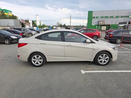 2015 Hyundai Solaris I Рестайлинг, бежевый, 890000 рублей, вид 4