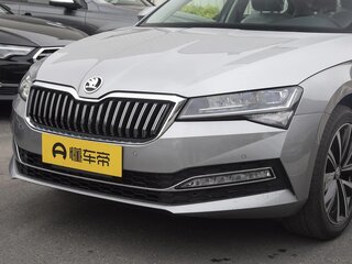 2025 Skoda Superb III Рестайлинг, серебристый, 3500000 рублей, вид 3
