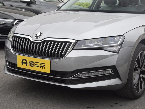 2025 Skoda Superb III Рестайлинг, серебристый - вид 2