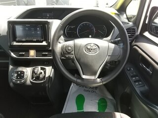 2016 Toyota Voxy III (R80), белый, 1750000 рублей, вид 3