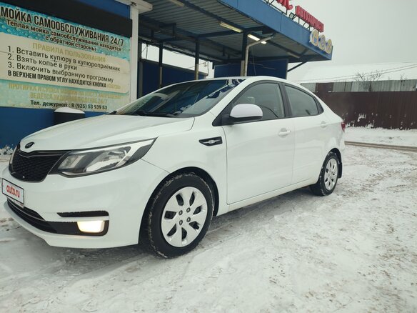 2017 Kia Rio III Рестайлинг, белый, 1100000 рублей - вид 1