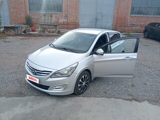 2015 Hyundai Solaris I Рестайлинг, серебристый, 900000 рублей, вид 1