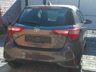 2018 Toyota Vitz III (XP130) Рестайлинг, серый, 1050000 рублей, вид 2