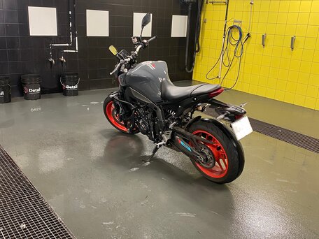 2021 Yamaha MT-09 (FZ-09), серый, 1299000 рублей, вид 5