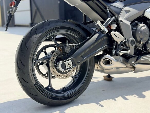 2025 Triumph Daytona 660, белый - вид 13
