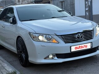 2013 Toyota Camry VII (XV50), белый, 1800000 рублей, вид 3