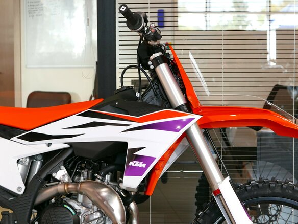 2024 KTM 350 SX F, белый, 1359900 рублей - вид 4