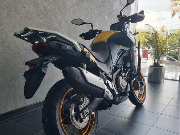 2026 QJMotor SVT 650 X, жёлтый, 729000 рублей - вид 1